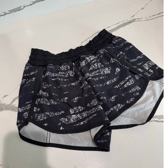 Lululemon Pants - Lululemon Athletic Shorts Stretch Waistband Size 6 Black Pattern 4" Inseam